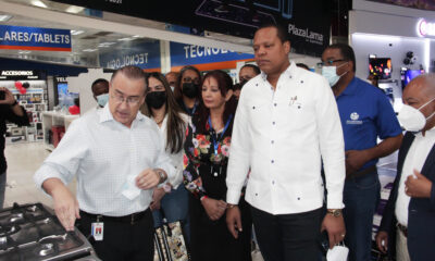 FOTO El Director Ejecutivo De Pro Consumidor Eddy Alcantara Conversa Con El Empresario Mario Lama En El Recorrido Que Hizo Por Diferentes Tiendas Del Gran Santo Domingo.