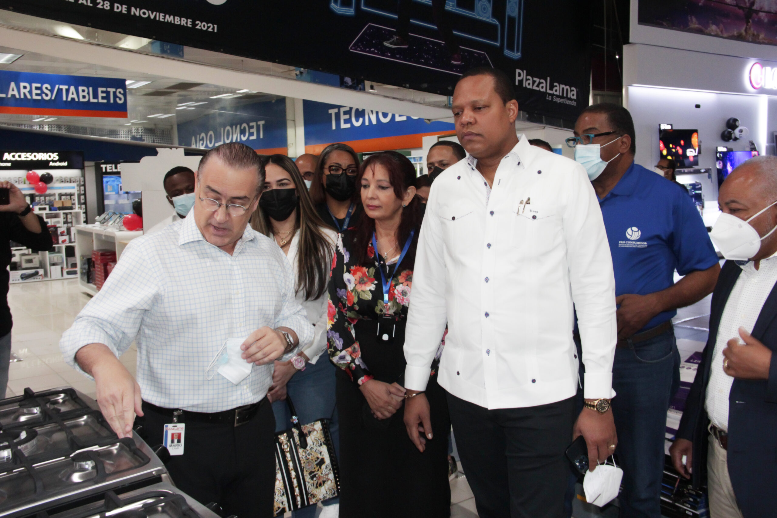 FOTO El Director Ejecutivo De Pro Consumidor Eddy Alcantara Conversa Con El Empresario Mario Lama En El Recorrido Que Hizo Por Diferentes Tiendas Del Gran Santo Domingo. Scaled