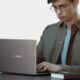 Joven Utilizando La MateBook X Pro 2021