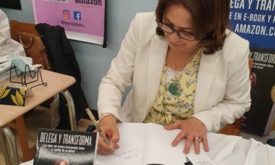 La Conferencista Y Mentora Firma Un Ejemplar De Su Libro Delega Y Transforma.