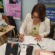 La Conferencista Y Mentora Firma Un Ejemplar De Su Libro Delega Y Transforma.
