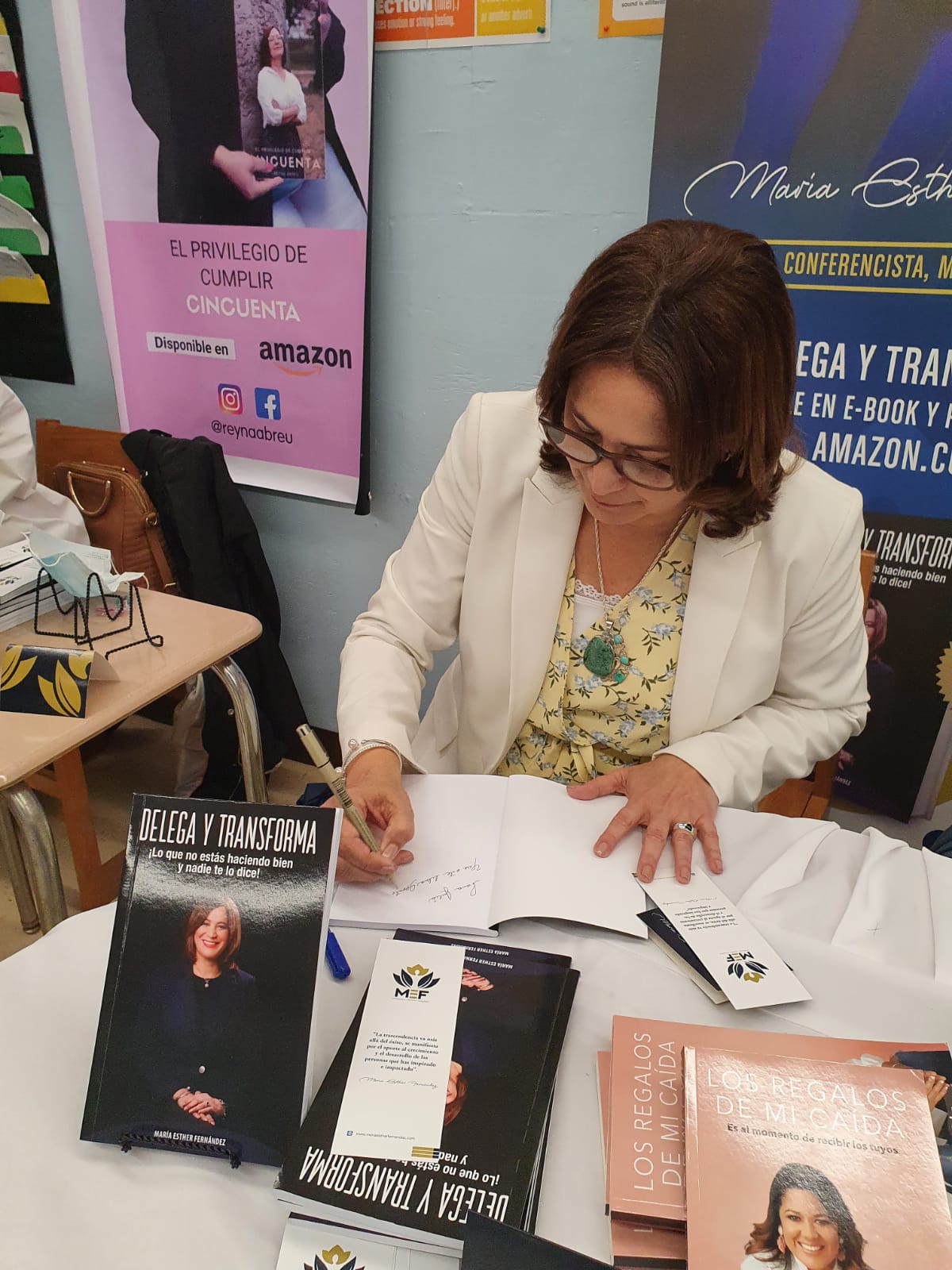 La Conferencista Y Mentora Firma Un Ejemplar De Su Libro Delega Y Transforma.