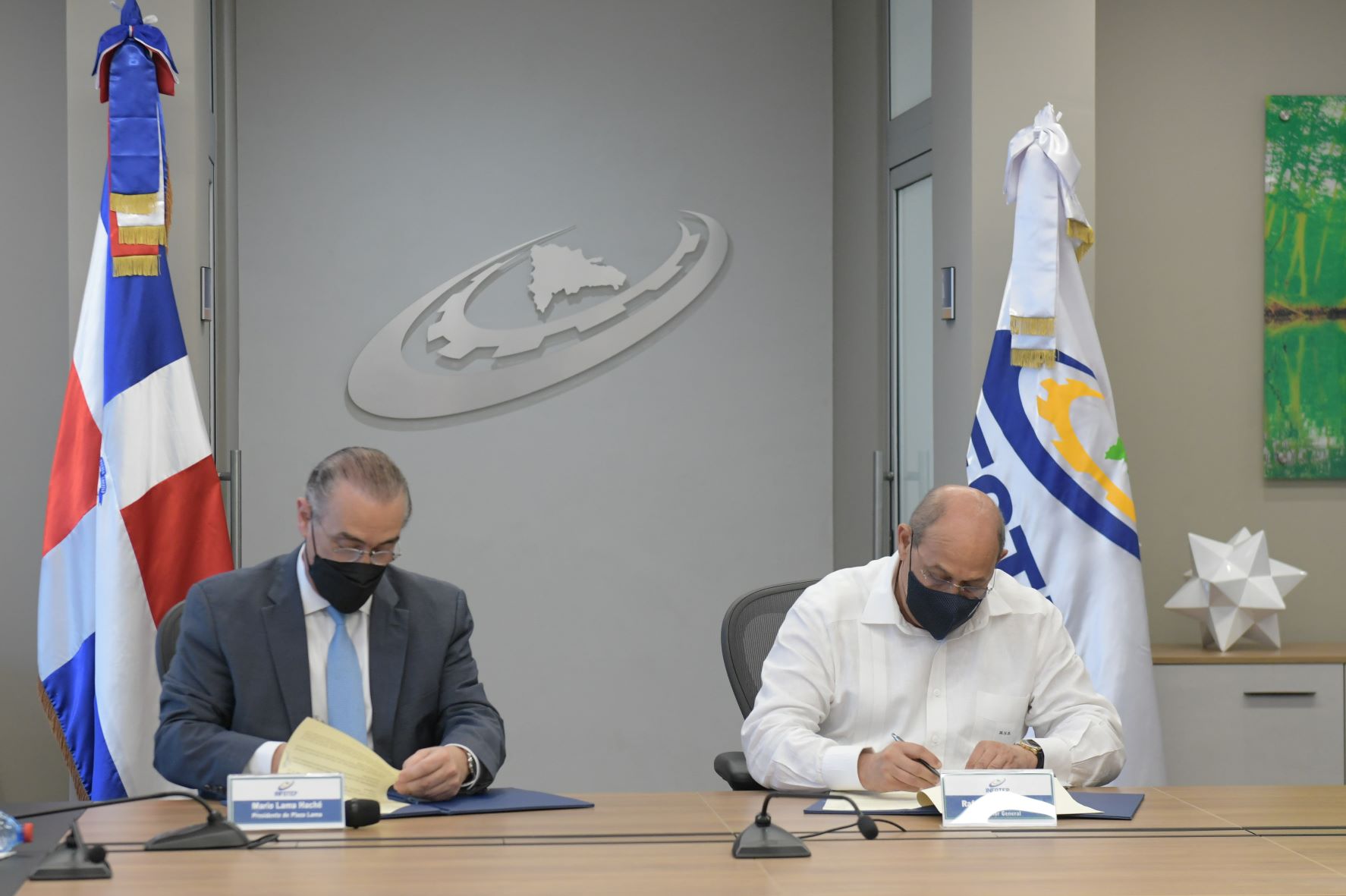 Pedro Mario Lama Hache Presidetne ONEC Y Rafael Santos Badia Director General INFOTEP Durante La Firma Del Acuerdo