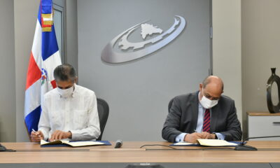Foto 1 Luis Fernando Enciso Y Rafael Santos Badia Firman El Acuerdo.