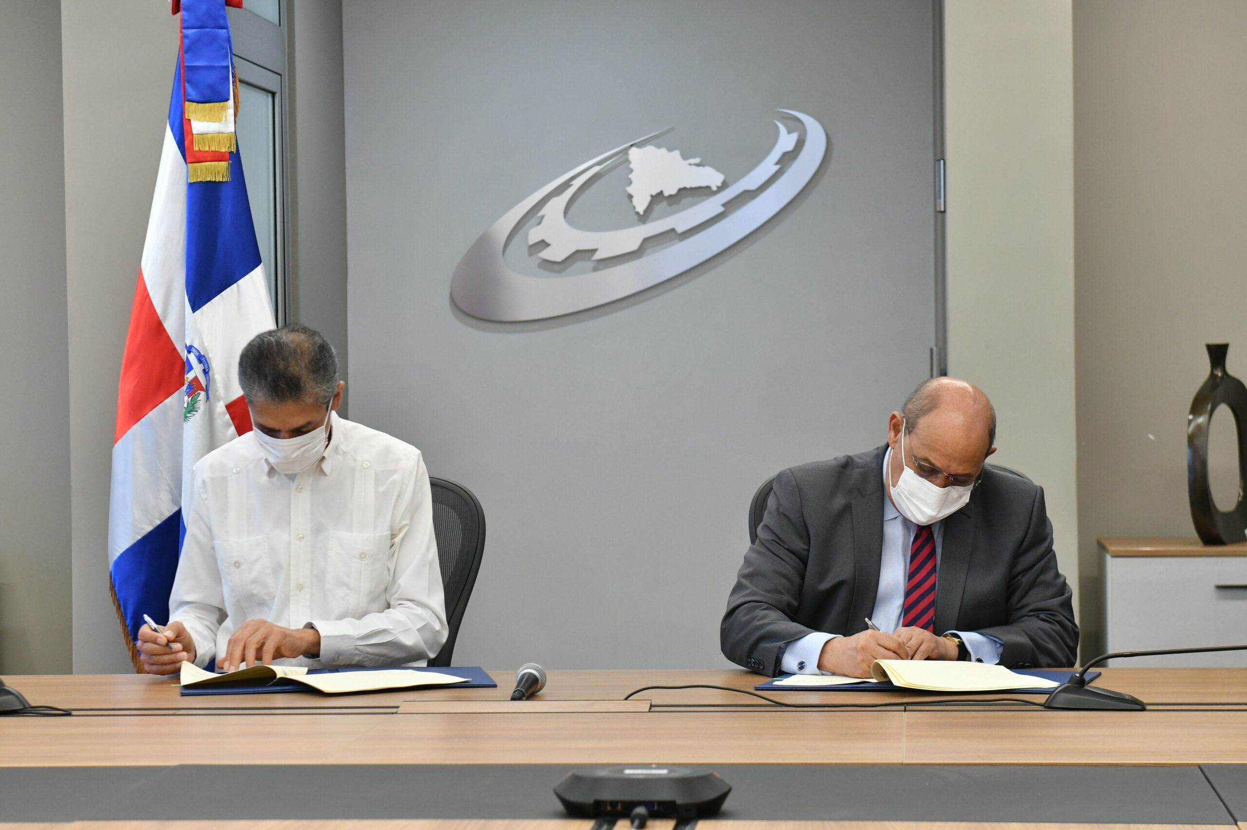 Foto 1 Luis Fernando Enciso Y Rafael Santos Badia Firman El Acuerdo. Scaled