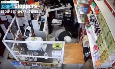 Robo Tanto Dinero En Tienda De Queens Que Los Billetes Se Le Caian