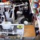 Robo Tanto Dinero En Tienda De Queens Que Los Billetes Se Le Caian