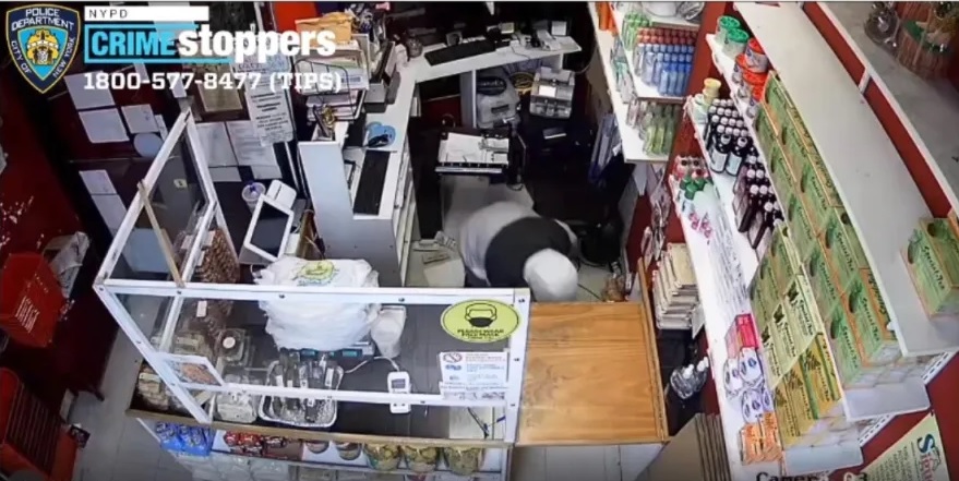 Robo Tanto Dinero En Tienda De Queens Que Los Billetes Se Le Caian