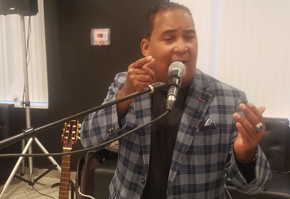 Se Destaca En NYC Show Man Dominicano
