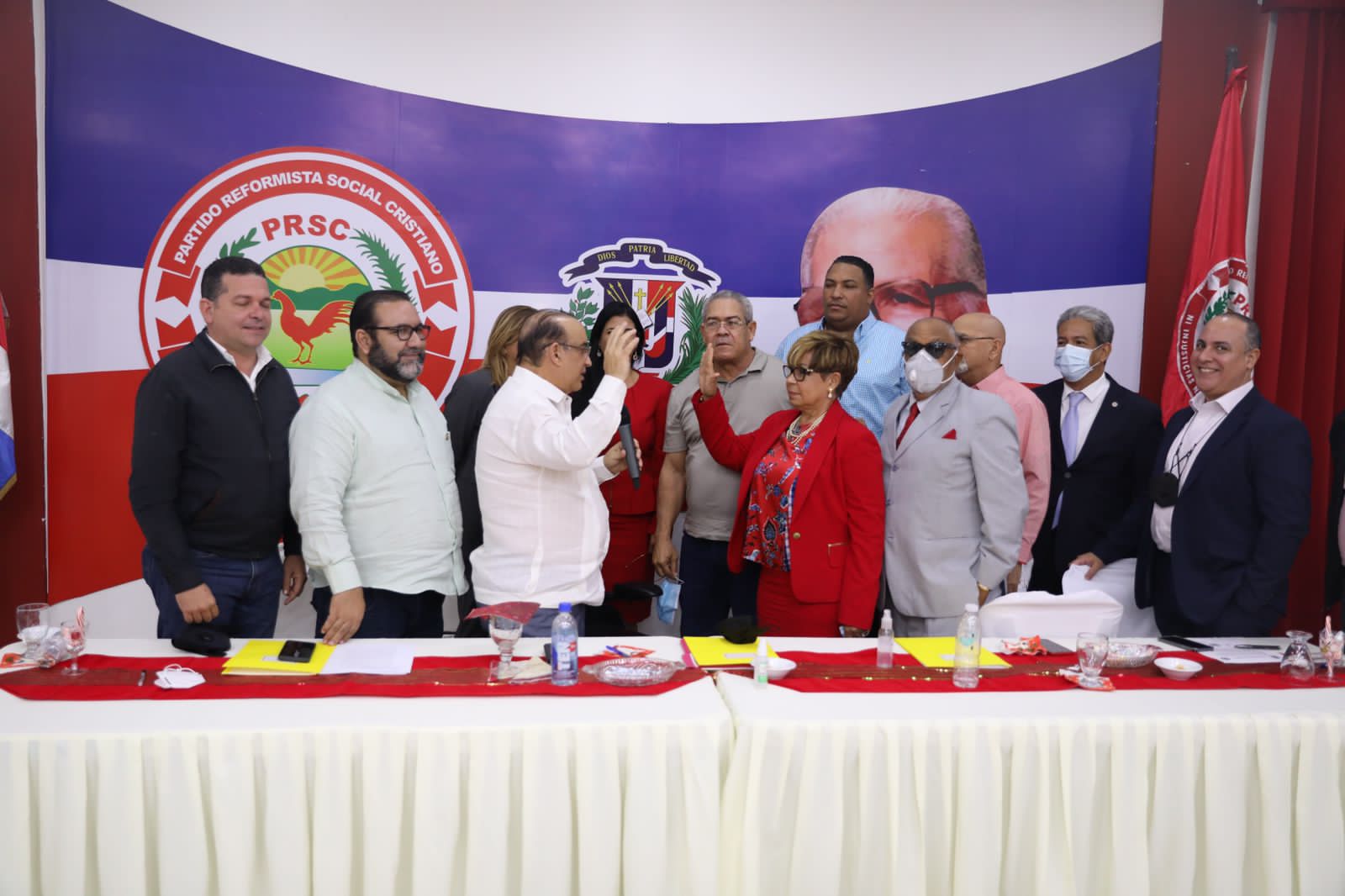Foto El Presidente Del PRSC Quique Antun Juramenta A La Diputada Rafaela Alburquerque. En La Foto El Senador Y Secretario General Del Partido Ramon Rogelio Genao.