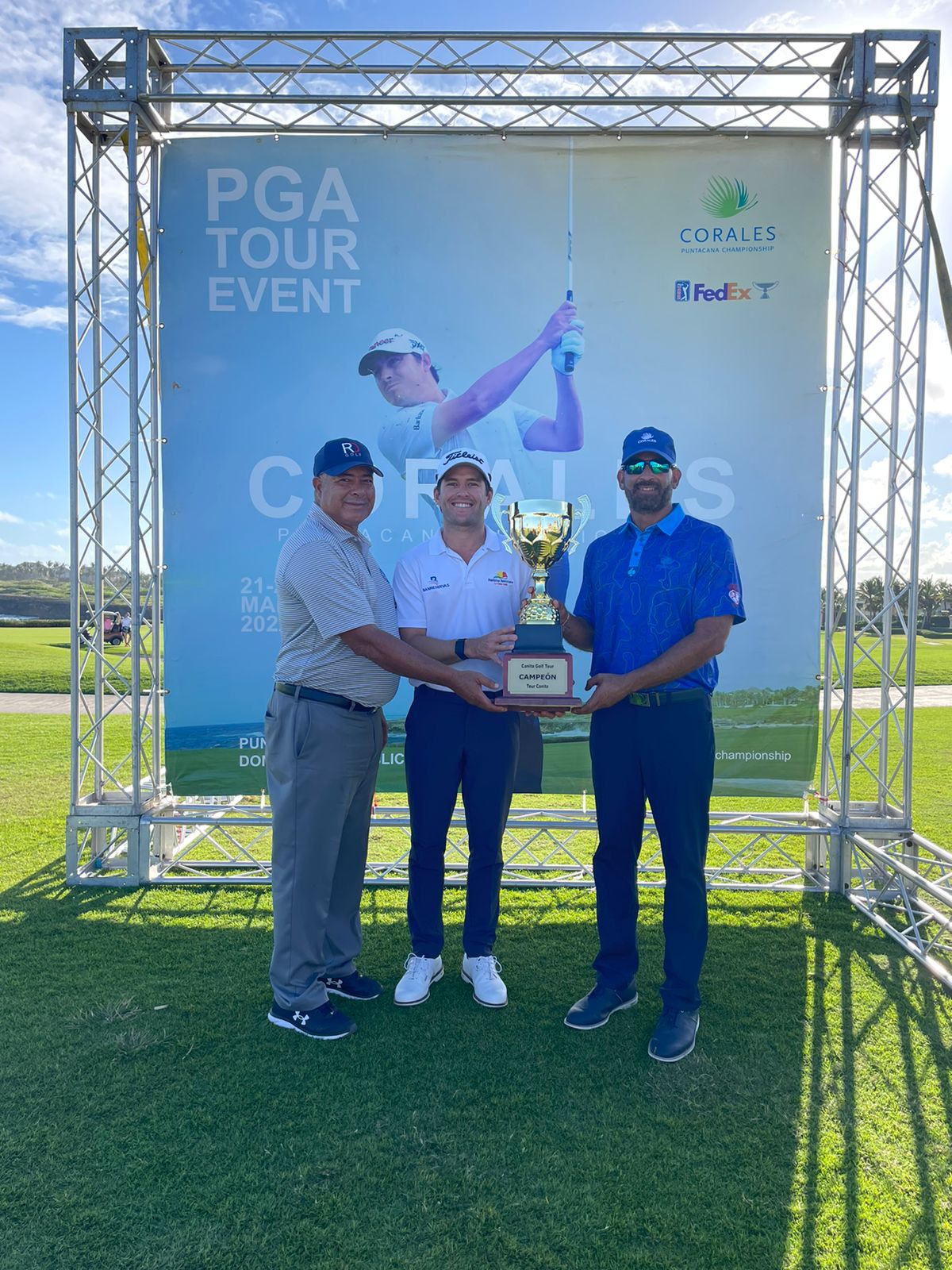 Luis Jose Places E Hiram Silfa Premian A Willy Pumarol Gran Campeon Del Tour Canita.