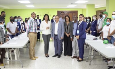 Foto El Director General De La DGDC Elexido Paula Liranzo Centro En La Charla Ofrecida En La Institucion.