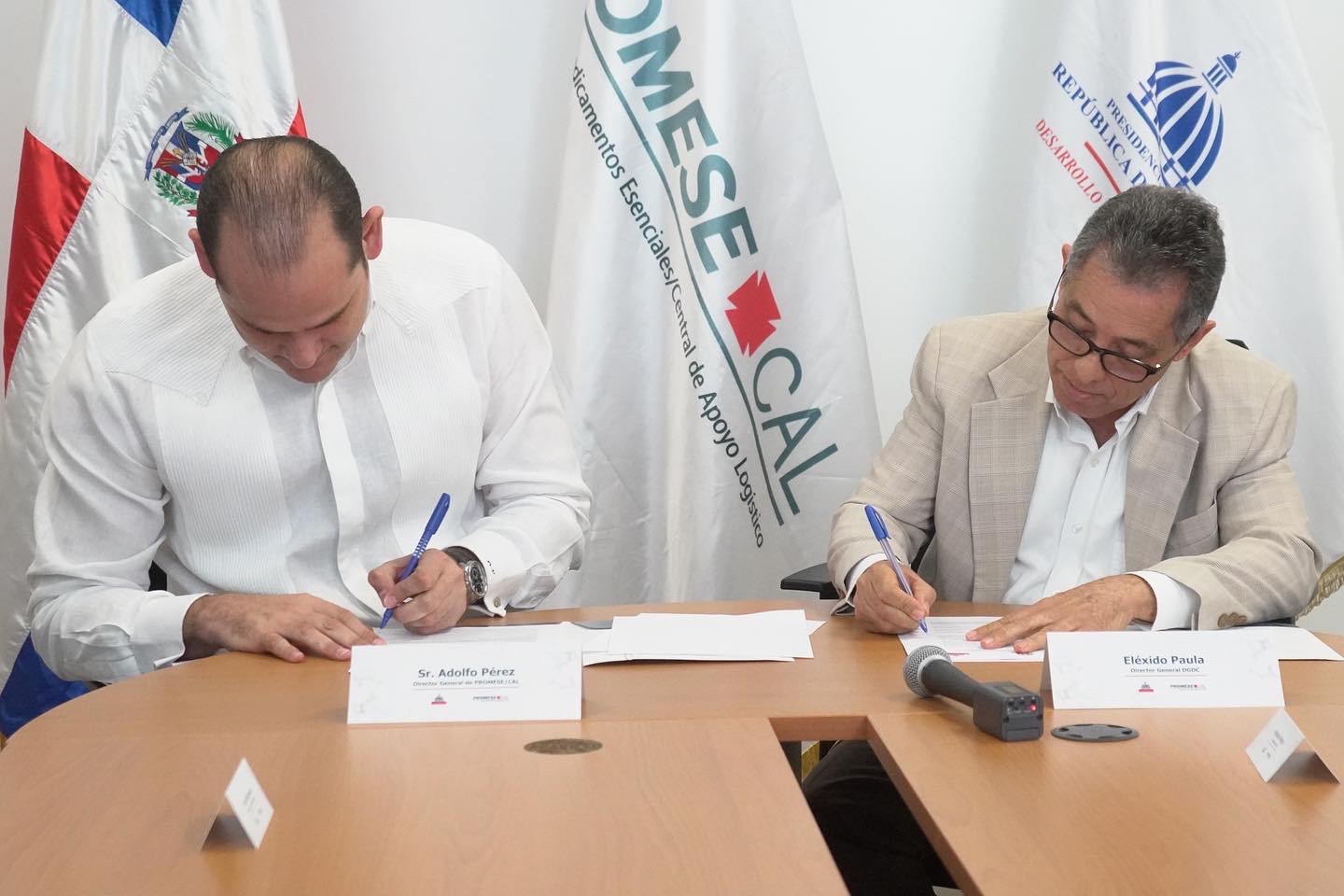 Foto Momento De La Firma Del Acuerdo