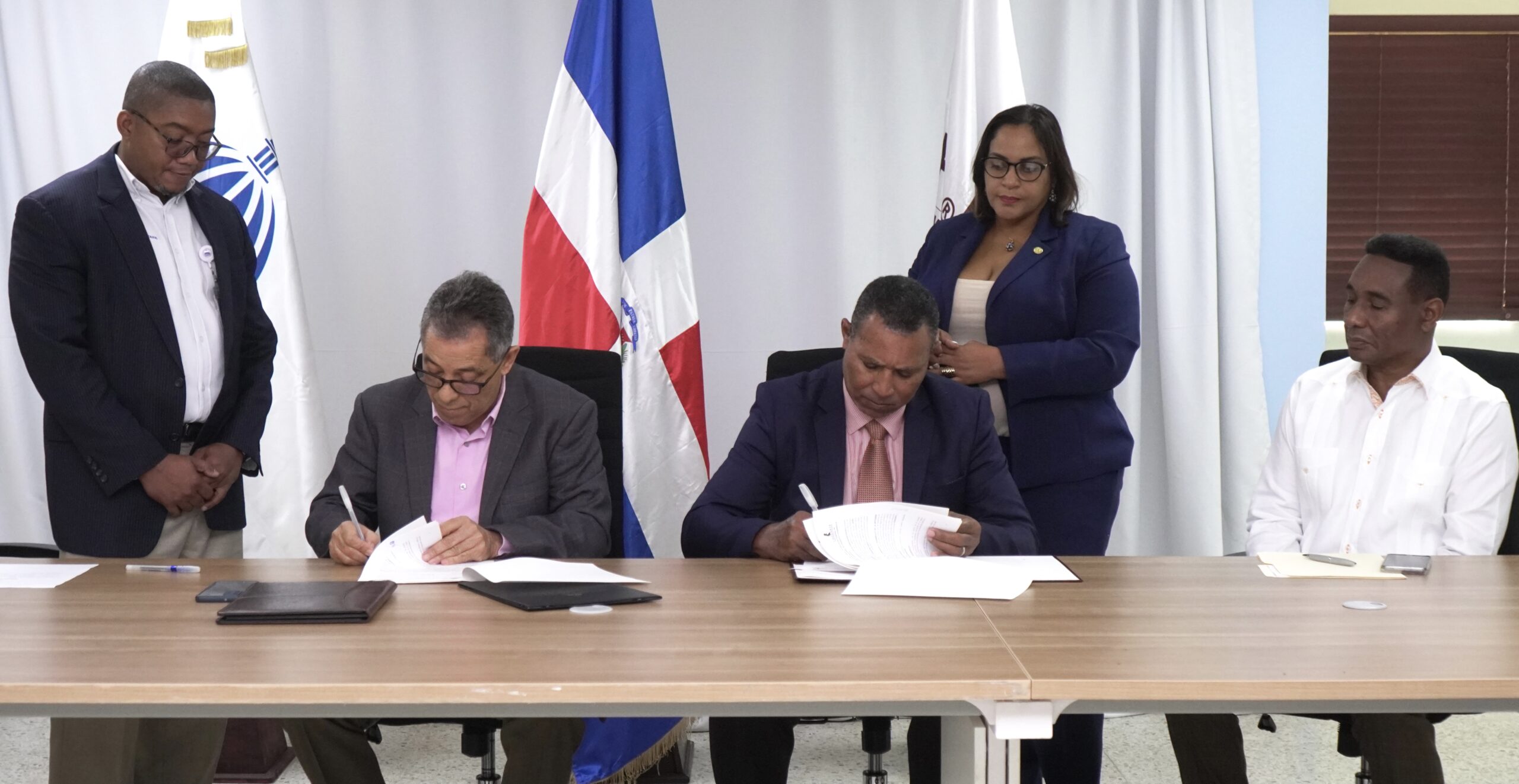 Foto De Firma Del Convenio Scaled