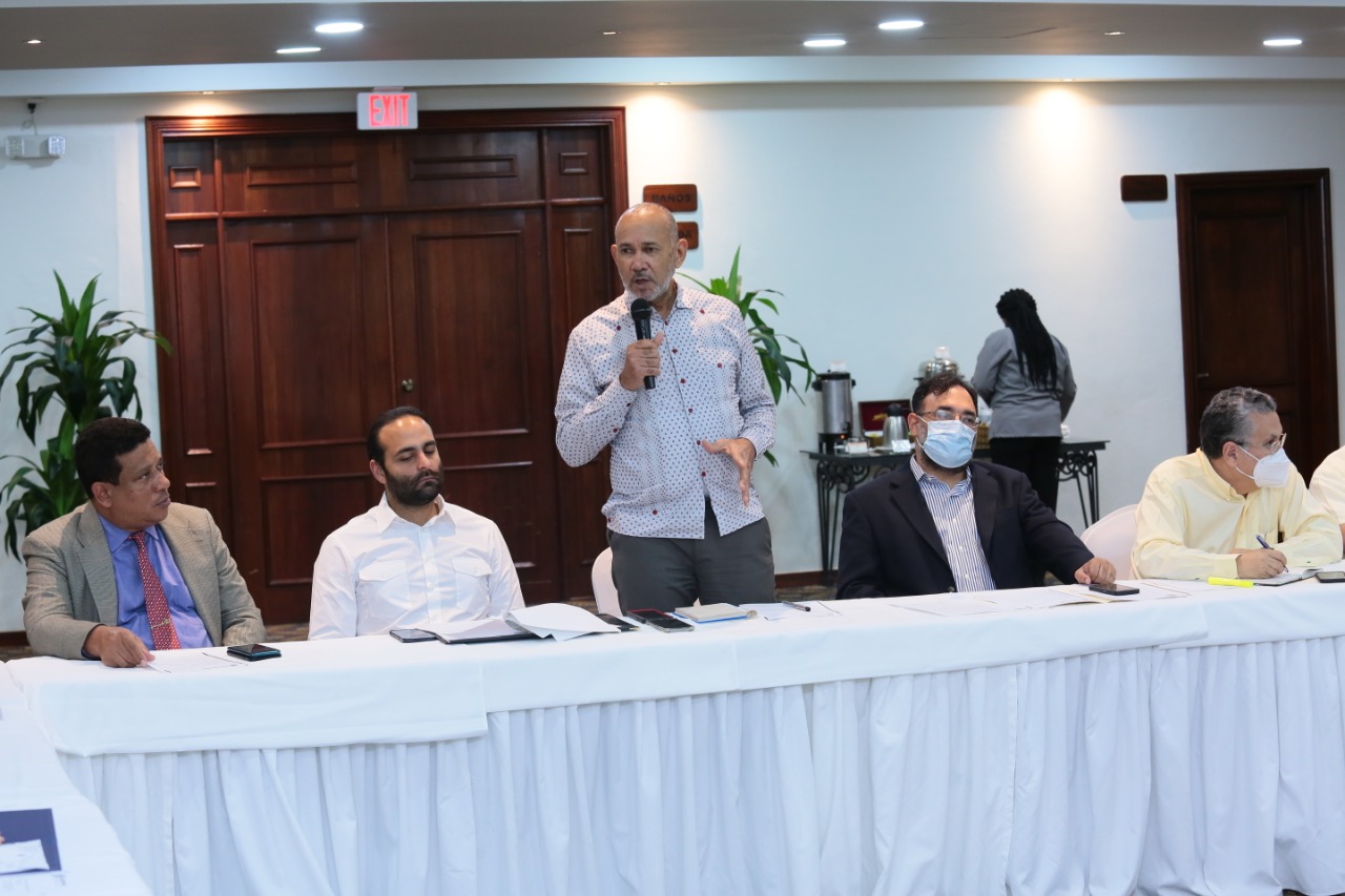 Director Victor Castro Reunido Con Suplidores