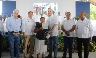 Abinader Entrega Titulos De Propiedad
