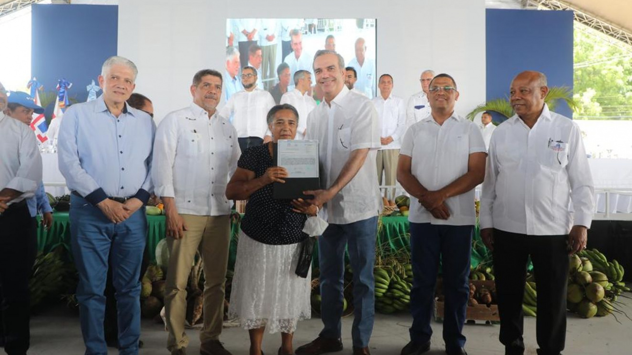 Abinader Entrega Titulos De Propiedad