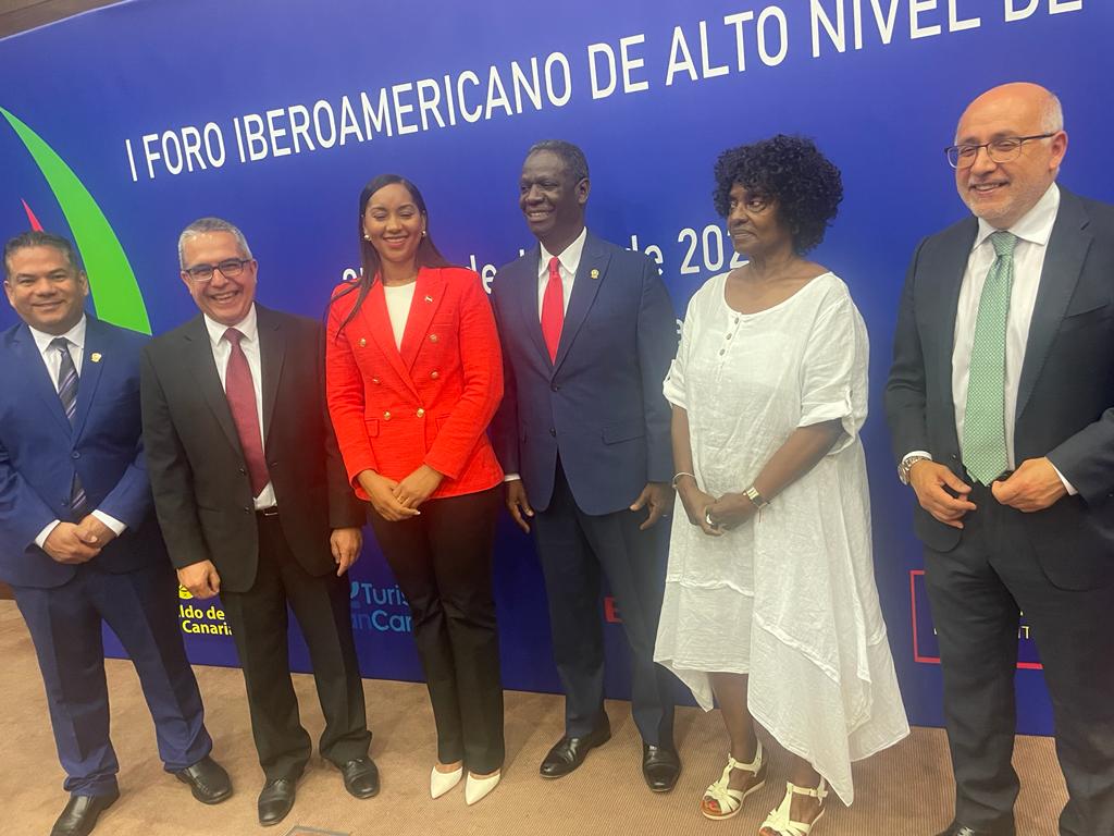 Foto 2 El Diputado Frankilin De La Cruz Tercero Desde La Derecha Junto A Otras De Las Personalidades Participantes Enel Foro