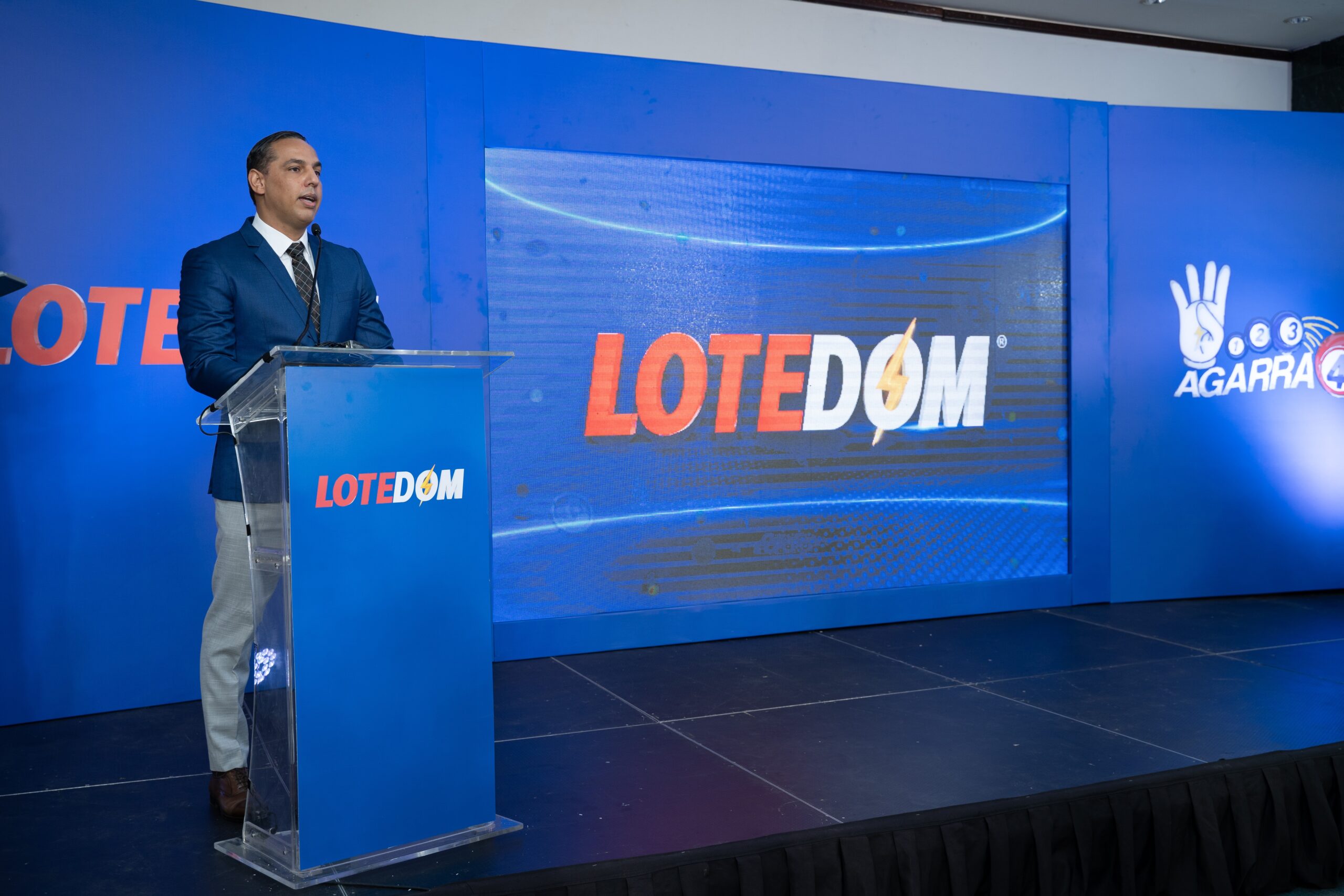 El Lic. Danny Moya Gerente Comercial De LOTEDOM Scaled