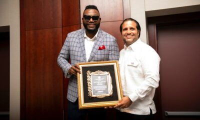 Luis Gustavo Estrella Espinola Entrega Una Placa De Reconocimiento A David Ortiz Quien El Domingo Fue Exaltado Al Salon De La Fama De Cooperstown.