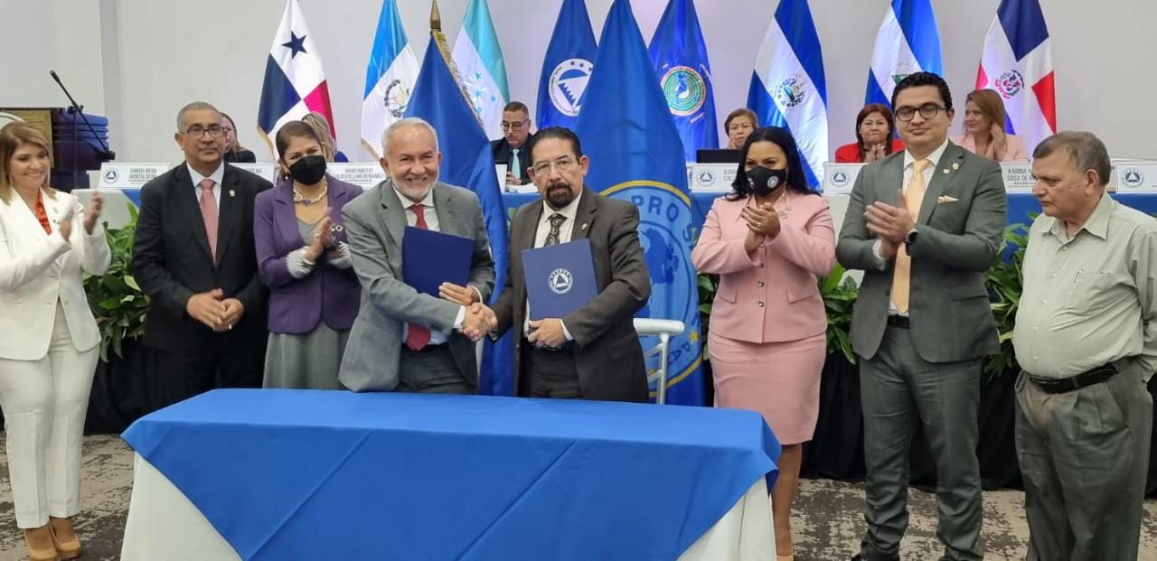 Foto Firma Del Convenio Entre El Parlacen Y La Organizacion Panamericana De La Salud OPS