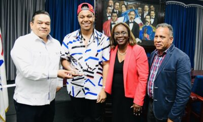 El Director De La ONDA Entrega A Ghetto La Placa De Reconocimiento.