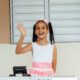 Nina Con Su Piano
