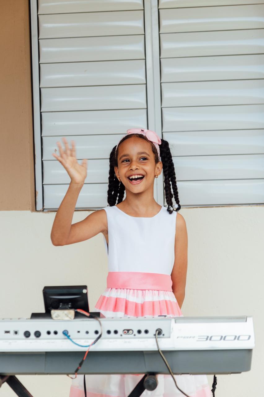 Nina Con Su Piano