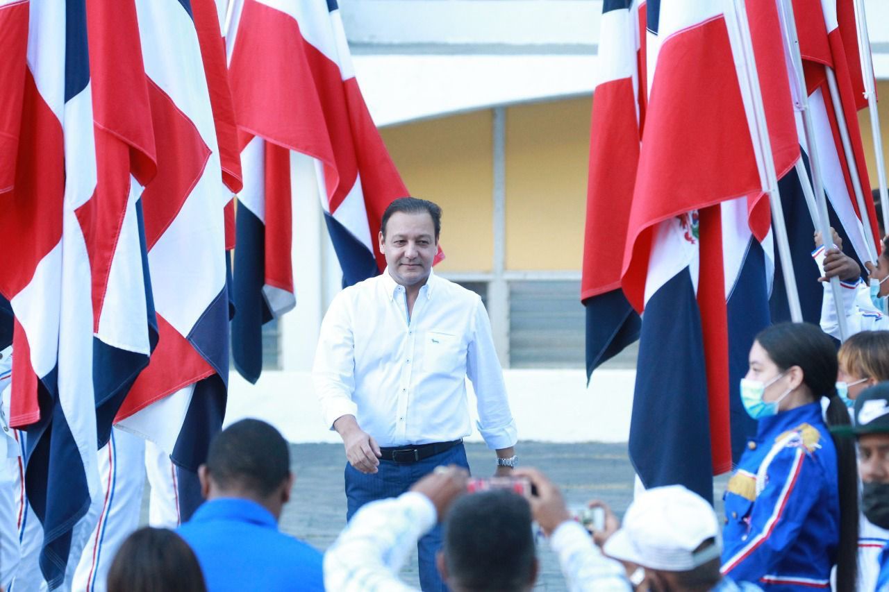 Abel Martinez Con Bandera 03