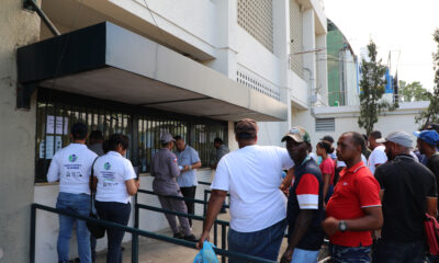 Momento En Que Inspectores De Pro Consumidor Supervisan Venta De Boletas En Estadio Quisqueya