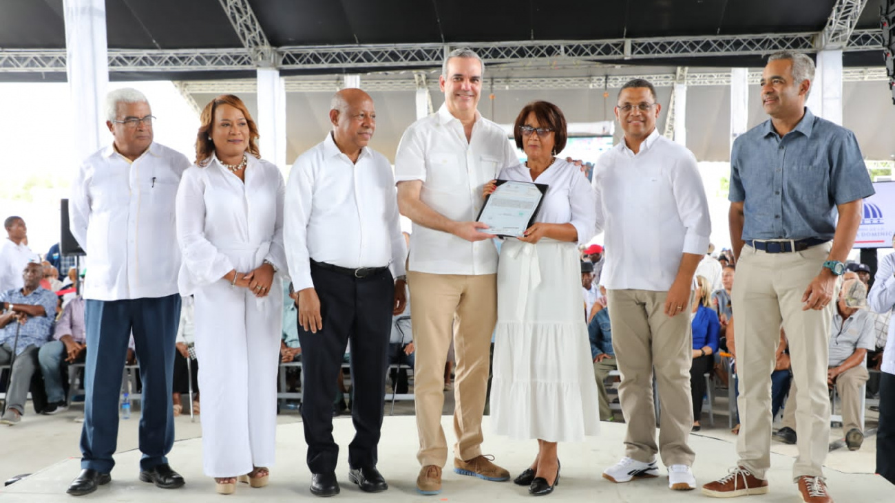 Abinader Entrega Titulos