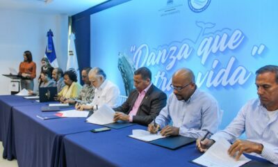 Foto 2. Miembros Del Comite Durante La Firma De Convenio.