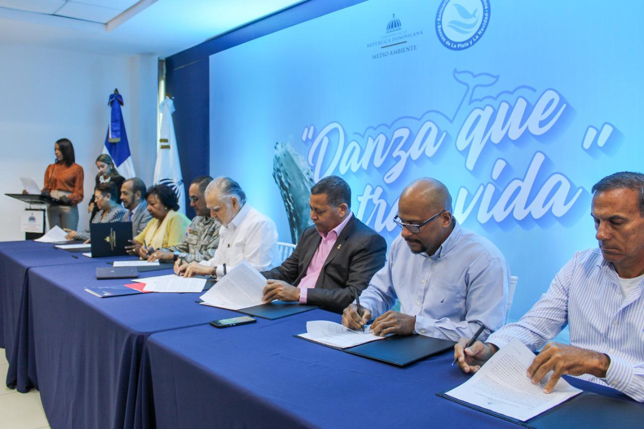 Foto 2. Miembros Del Comite Durante La Firma De Convenio.