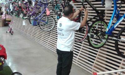 Momento En Que Inspector De Pro Consumidor Vigila Ofertas De Juguetes Con Motivo Al Dia De Reyes.