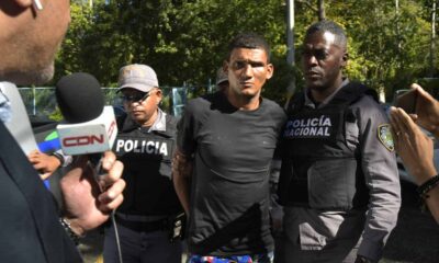 Un Grupo De Personas Haciendo Gestos Con La Mano En La Cabeza 95e72ee4