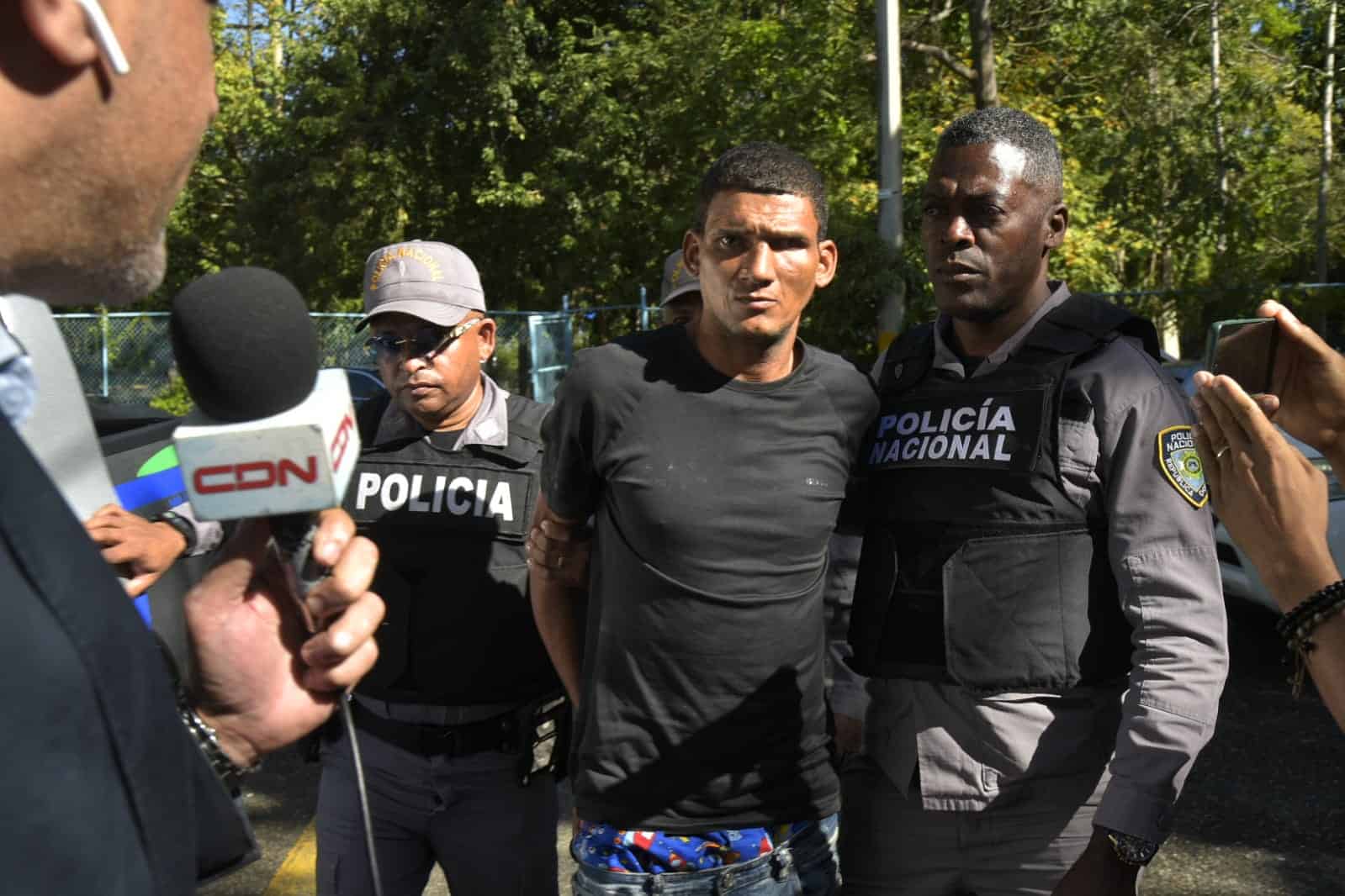 Un Grupo De Personas Haciendo Gestos Con La Mano En La Cabeza 95e72ee4