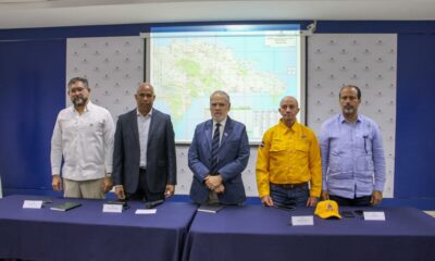 Foto 1 Miguel Ceara Hatton Junto A Funcionarios De Medio Ambiente.