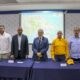 Foto 1 Miguel Ceara Hatton Junto A Funcionarios De Medio Ambiente.