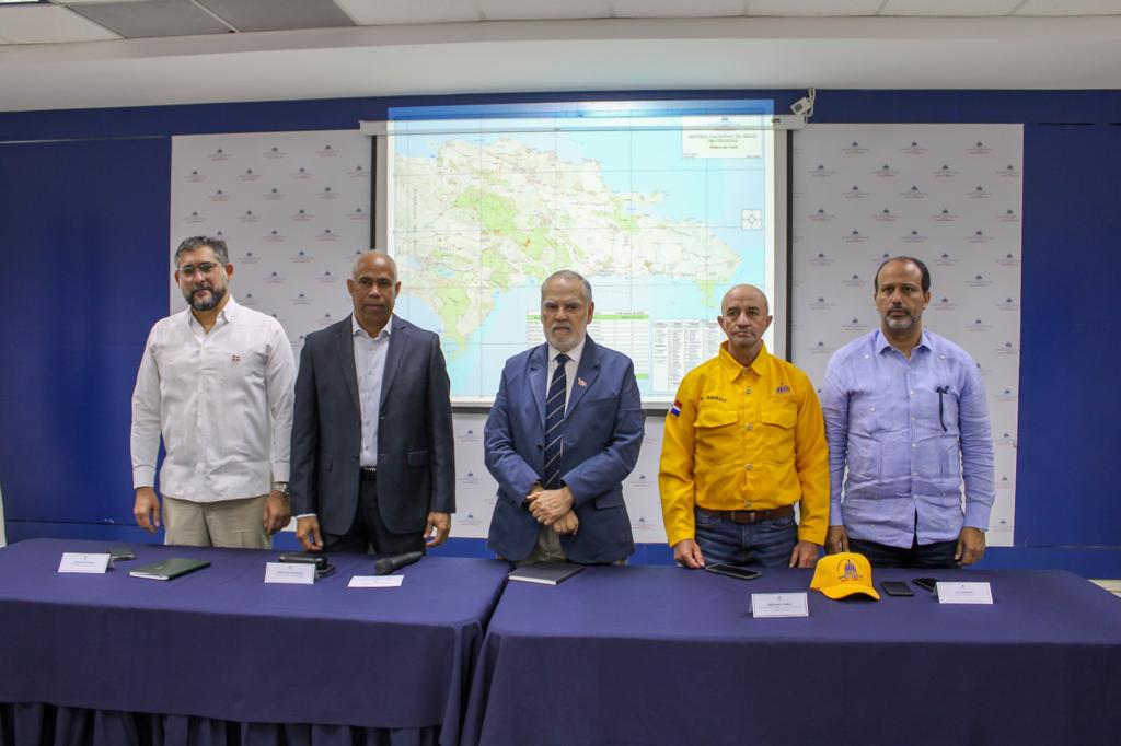Foto 1 Miguel Ceara Hatton Junto A Funcionarios De Medio Ambiente.