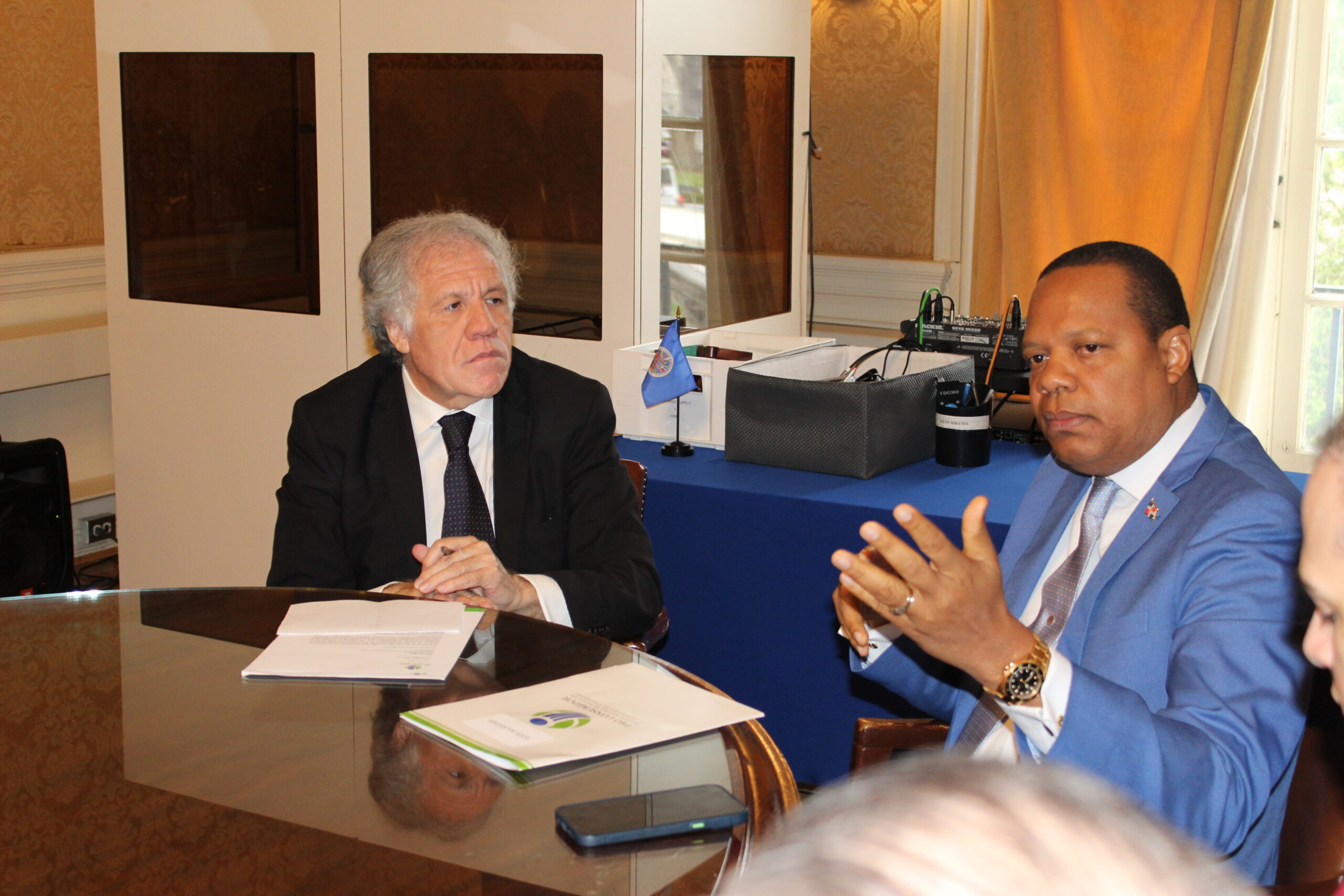 Foto 1 WASHINGTON. El Secretario General De La OEA Luis Almagro Y El Director Ejecutivo De Pro Conwumidor Eddy Alcantara Scaled