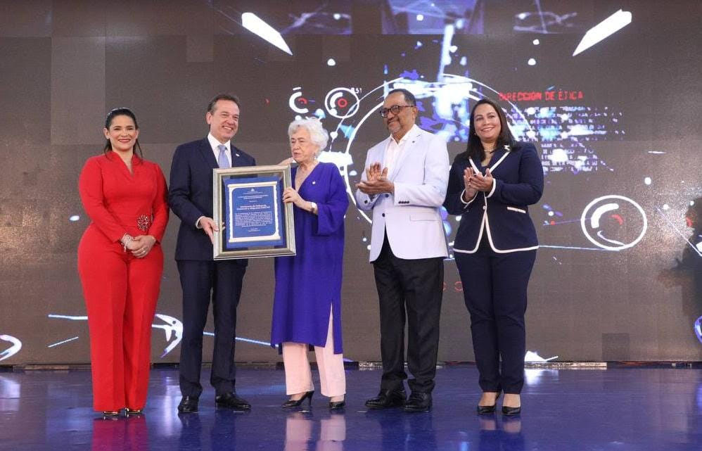 Dona Milagros Ortiz Bosch Reconoce Al MICM