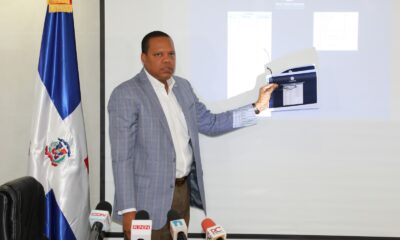 FOTO 1. El Director Ejecutivo De Pro Consumidor Eddy Alcantara Presenta Un Estudio Comparativo De Precios De Los Productos Alimentarios.