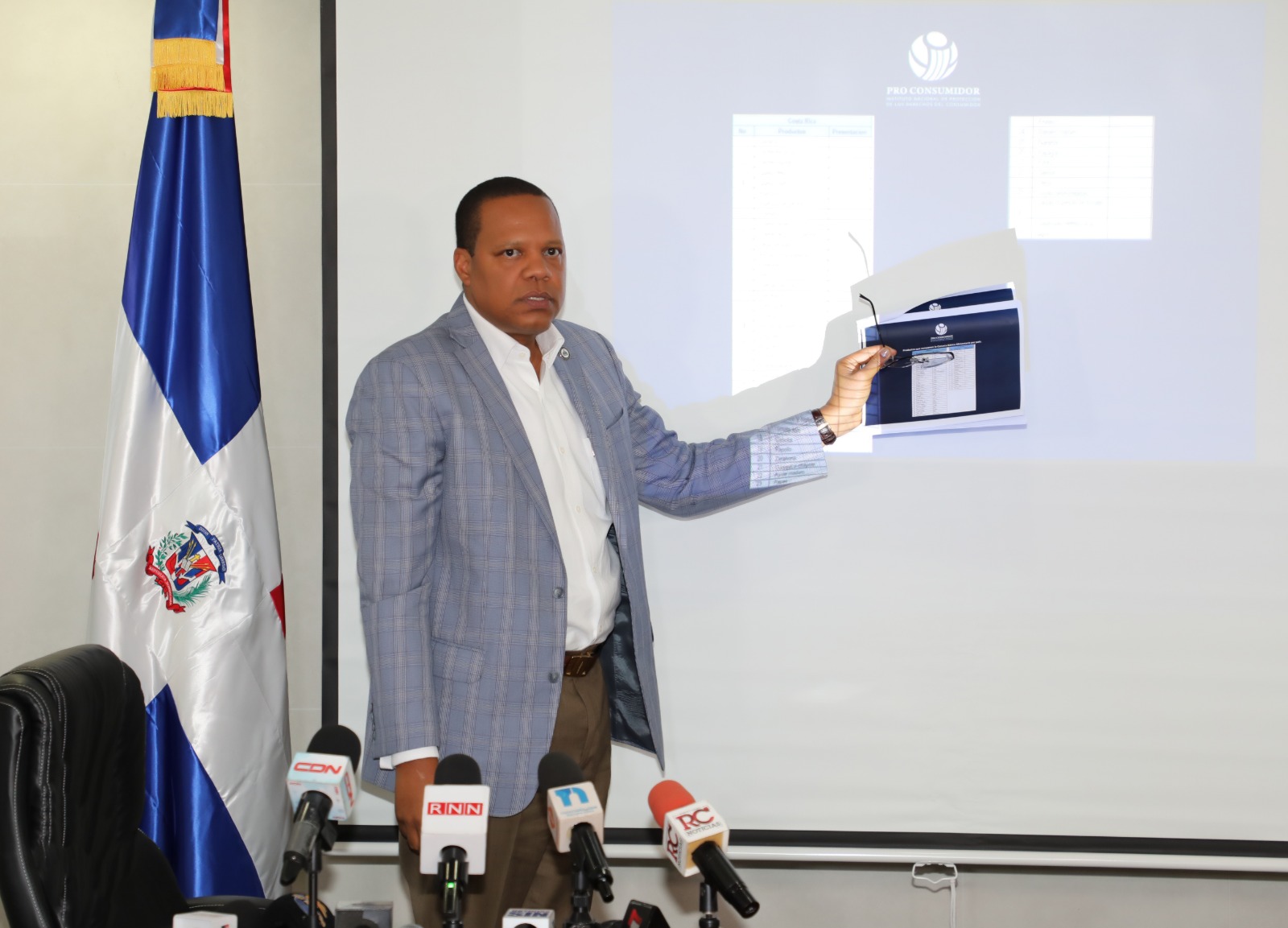 FOTO 1. El Director Ejecutivo De Pro Consumidor Eddy Alcantara Presenta Un Estudio Comparativo De Precios De Los Productos Alimentarios.