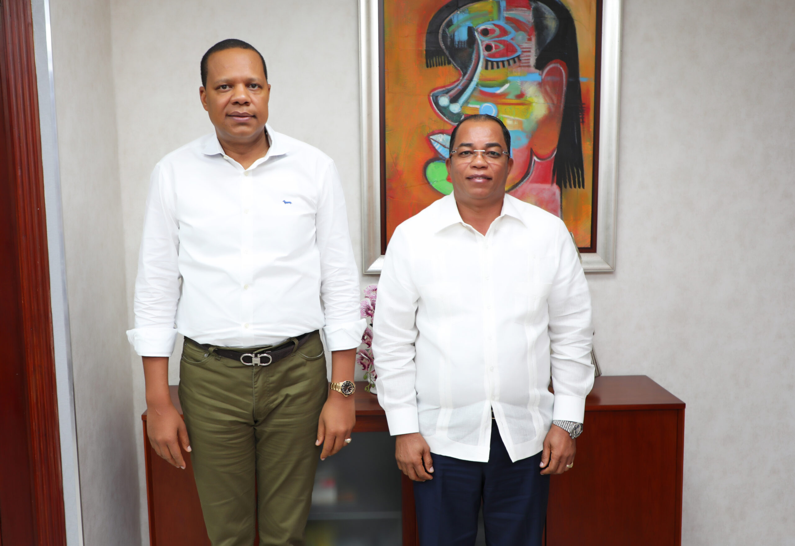 FOTO El Director Ejecutivo De Pro Consumidor Eddy Alcantara Y El Director General De ADESS Catalino Freddy Correa Hiciano. Scaled