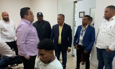 El Director General De La ONDA Conversa Con Autores Que Acudieron A Registrar Sus Obras. 1