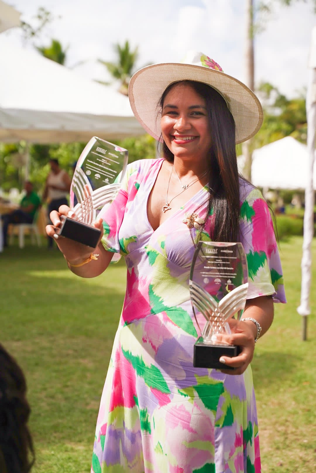 Francia Santana Recibe El Premio Por Su Producccion Avicola