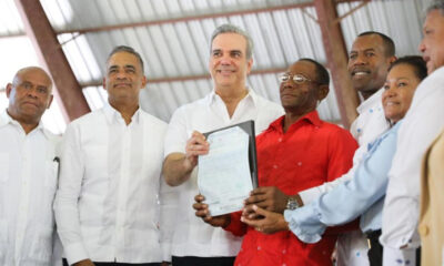 PRESIDENTE ENTREGA TITULOS