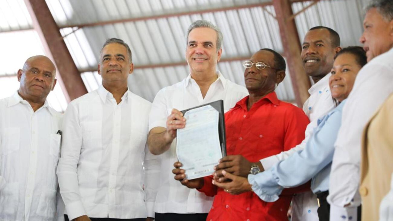 PRESIDENTE ENTREGA TITULOS 1 1