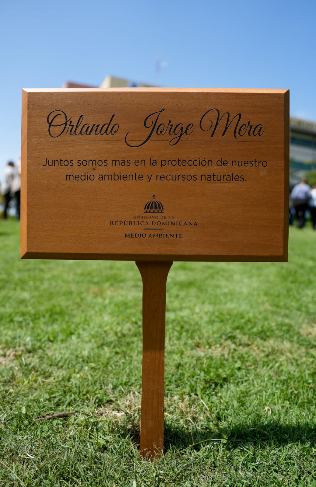 Foto 3. Placa De Madera En El Jardin De Medio Ambiente.