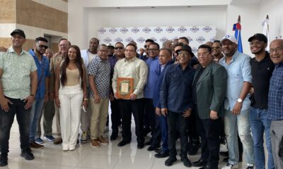 El Licenciado Gonell Cosme Junto A Parte De Los Artistas Que Asistieron A Reconocer Su Labor Al Frente De La ONDA.